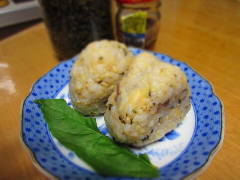 アンチョビと紫蘇の実のおにぎり